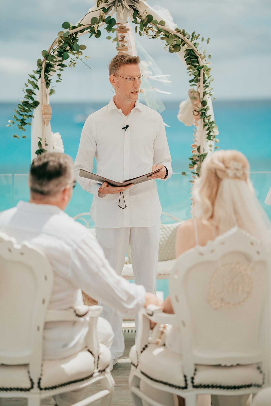 Susanne-Klaus-Hochzeit-Mallorca-73 Trauredner Mallorca Holger Backwinkel mit Brautpaar