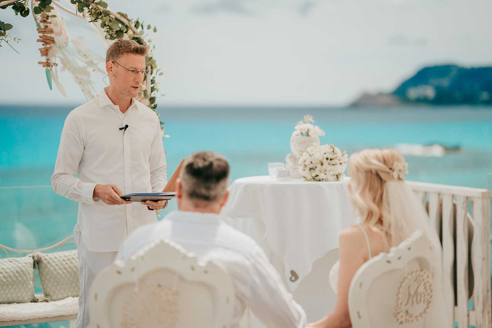Susanne-Klaus-freie-Trauung-Mallorca-web Trauredner in der Träumeria mit Brautpaar und Aussicht aufs Meer