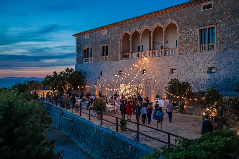 Son_Marroig-Party nach freier Trauung Hochzeitstafel unter Lichterketten im Innenhof von Son Marroig