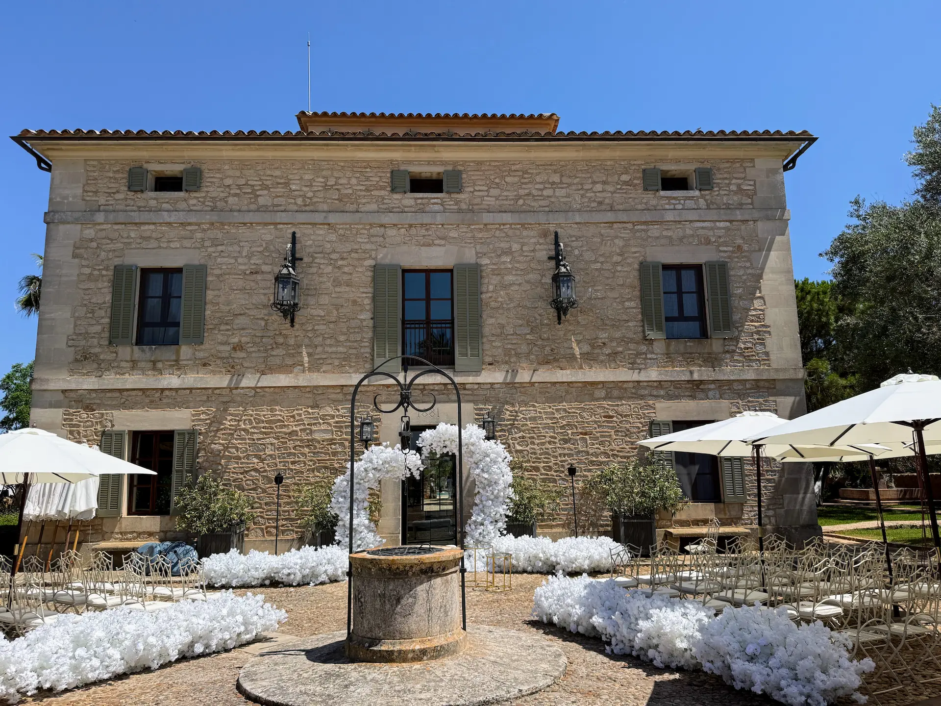 Freie Trauung Mallorca Cal Reiet Ansicht des Haupthauses mit Blumenschmuck für Trauung