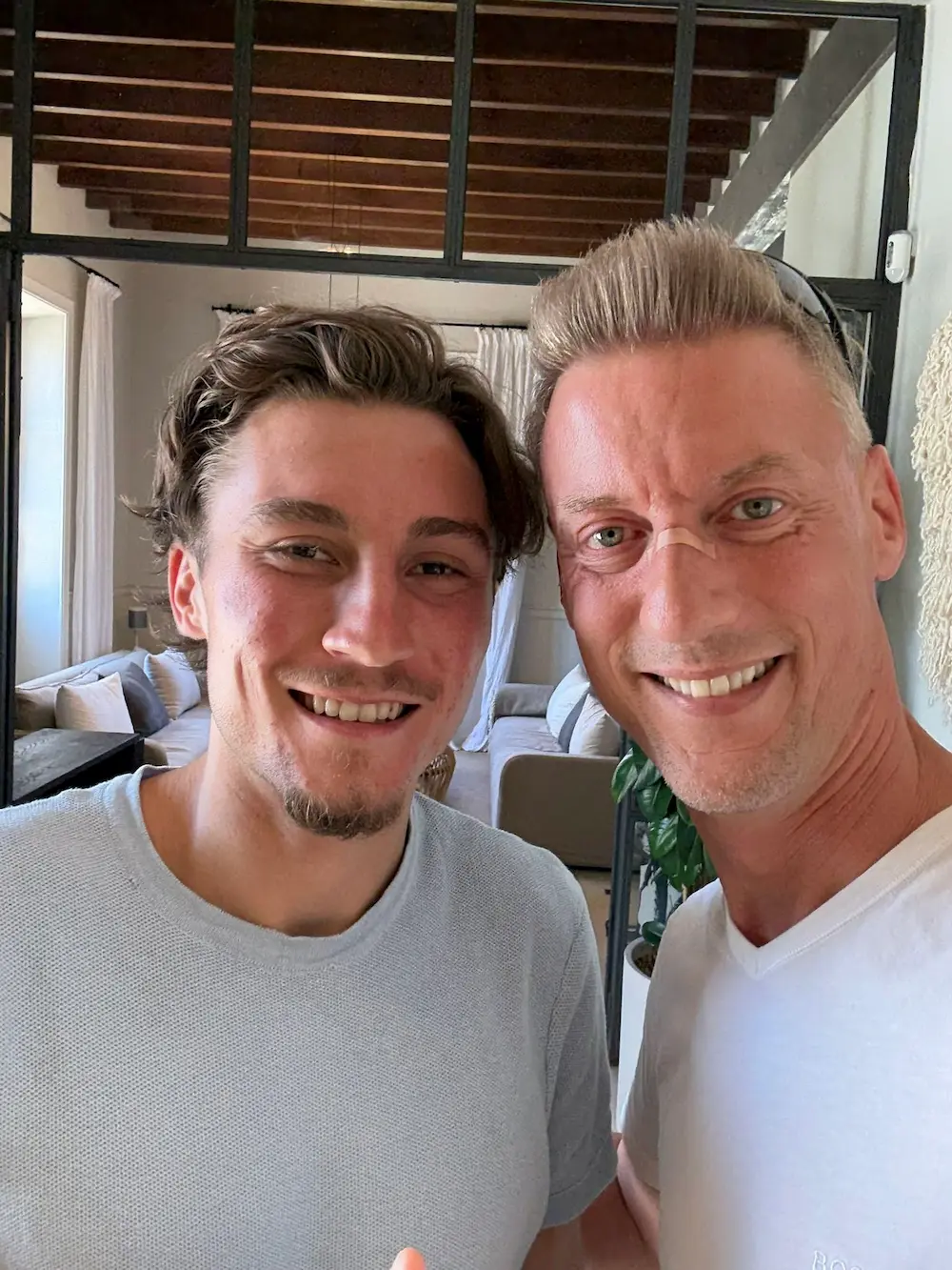 Fussballprofi Rocco Reitz mit Trauredner Holger Backwinkel