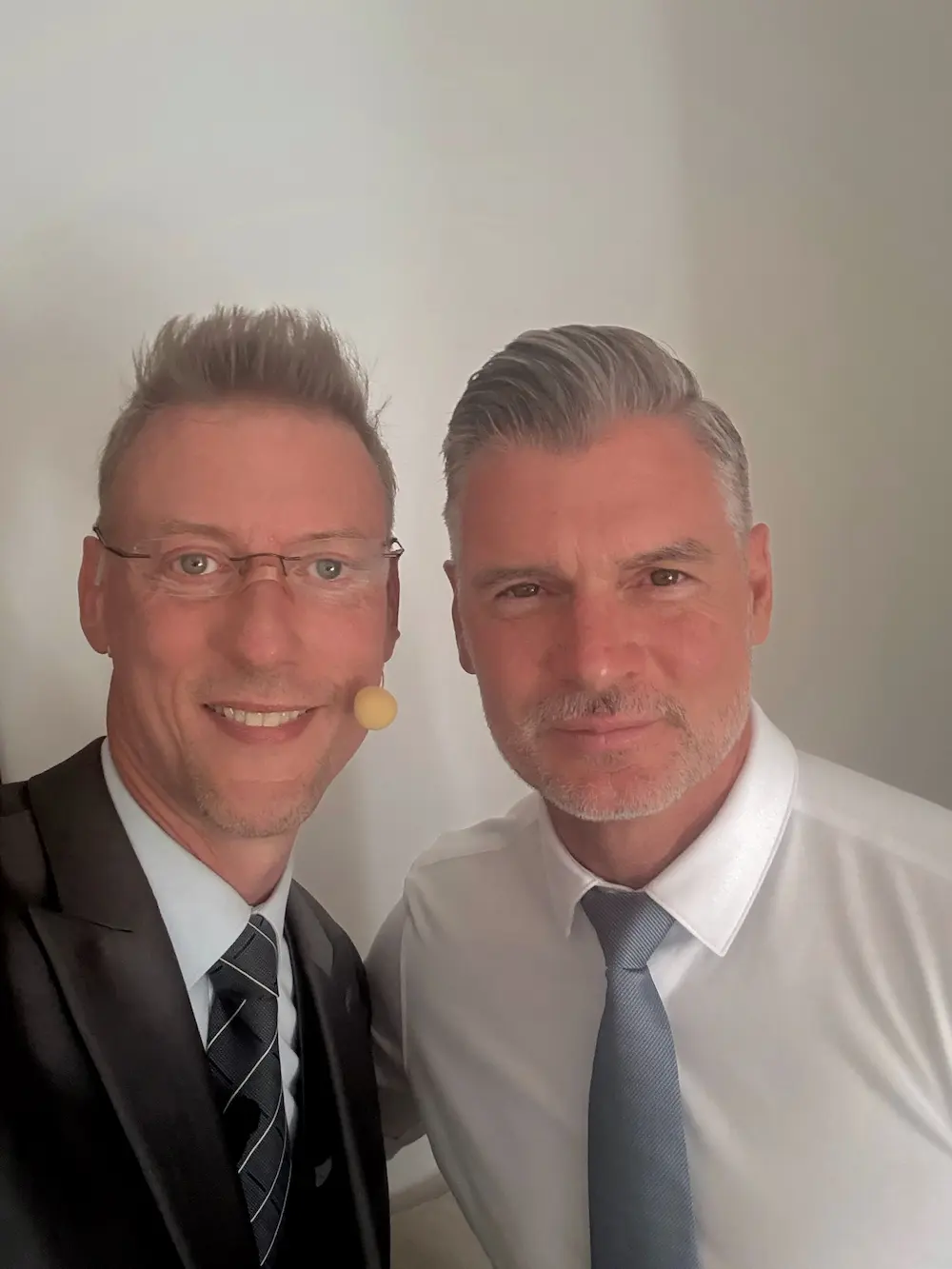 Trauredner Holger Backwinkel mit Brautvater Kalla Pflipsen