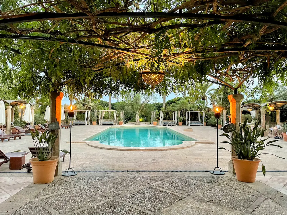 Patio Cal Reiet mit Pool fuer Sektempfang und Dinner Hochzeit Rocco Reitz