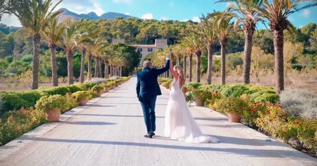 Son Claret freie Trauung Brautpaar läuft auf Zufahrt