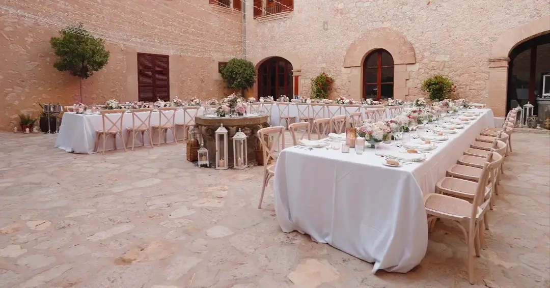 Aufbau für Dinner bei freier Trauung im Innenhof des Castell Son Claret